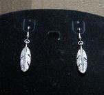 Pendientes en forma de plumas en color plata vieja.